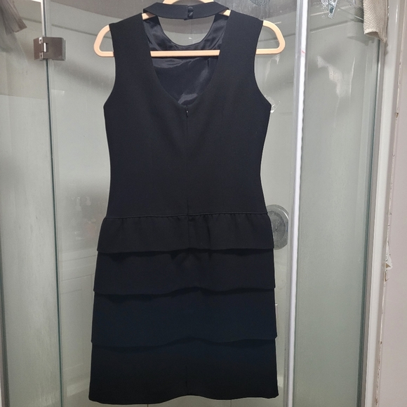 Size 4 Classic 3 tier LBD - Picture 4 of 8